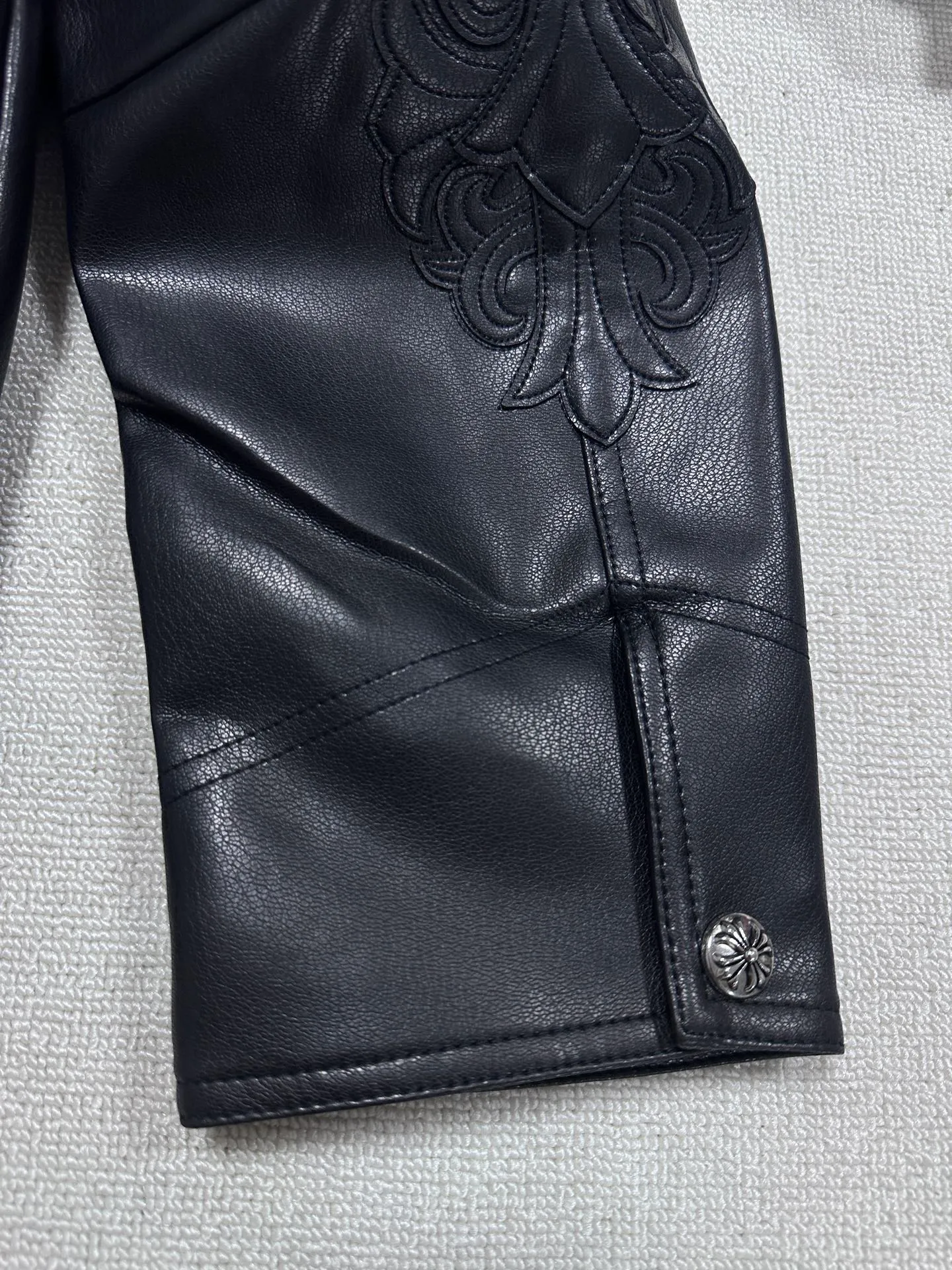 P800 💰 Chrome Heart*/Chrome Heart 24SS CH double-sleeved flame vine embroidered leather jacket. Originally purchased for 84,300, the fabric is custom-woven using black pebbled composite two-layer sheepskin material, custom-made silk jacquard logo lining, embroidery is processed using TAJIMA machine, appliqué embroidery technology, back imported template machine shape, customized genuine leather trademark, customized genuine leather size, customized 5.8cm metal logo mark, customized 18mm four-button buckle, customized 18mm two-button button, a full set of three-label accessories, exclusively produced.  Size：S/M/L